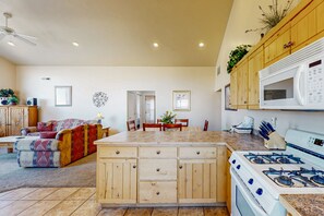 Fridge, microwave, oven, stovetop - Family-friendly home with mountain view, great locale, seasonal pool & hot tub (Moab)