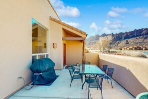 Outdoor dining - Family-friendly home with mountain view, great locale, seasonal pool & hot tub (Moab)