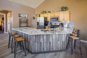 Kylskåp, mikrovågsugn, ugn och spishäll