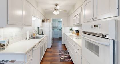 Storied koti lähellä Main Street w / kattaa kuisti ja Texas charmi!