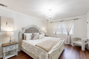 4 bedrooms, iron/ironing board, internet, bed sheets