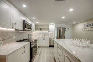Refrigerador, microondas, horno y parrilla de estufa