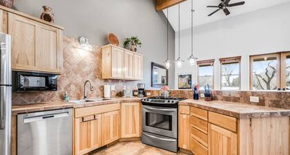 Contemporary condo near parks and downtown Moab with pool & hot tub