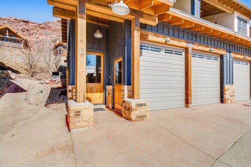Contemporary condo near parks and downtown Moab with pool & hot tub