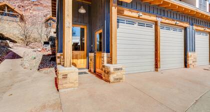 Contemporary condo near parks and downtown Moab with pool & hot tub