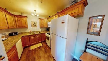 Coffee/tea maker, fridge, oven, stovetop