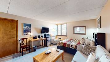 Tabla de planchar con plancha, internet y ropa de cama