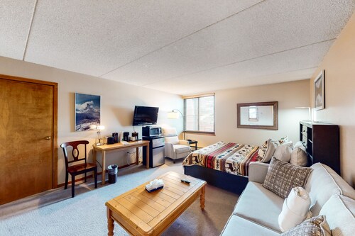 Cozy Efficiency in Village Square - Walk to Slopes with Shared Hot Tub