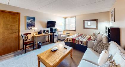 Cozy Efficiency in Village Square - Walk to Slopes with Shared Hot Tub