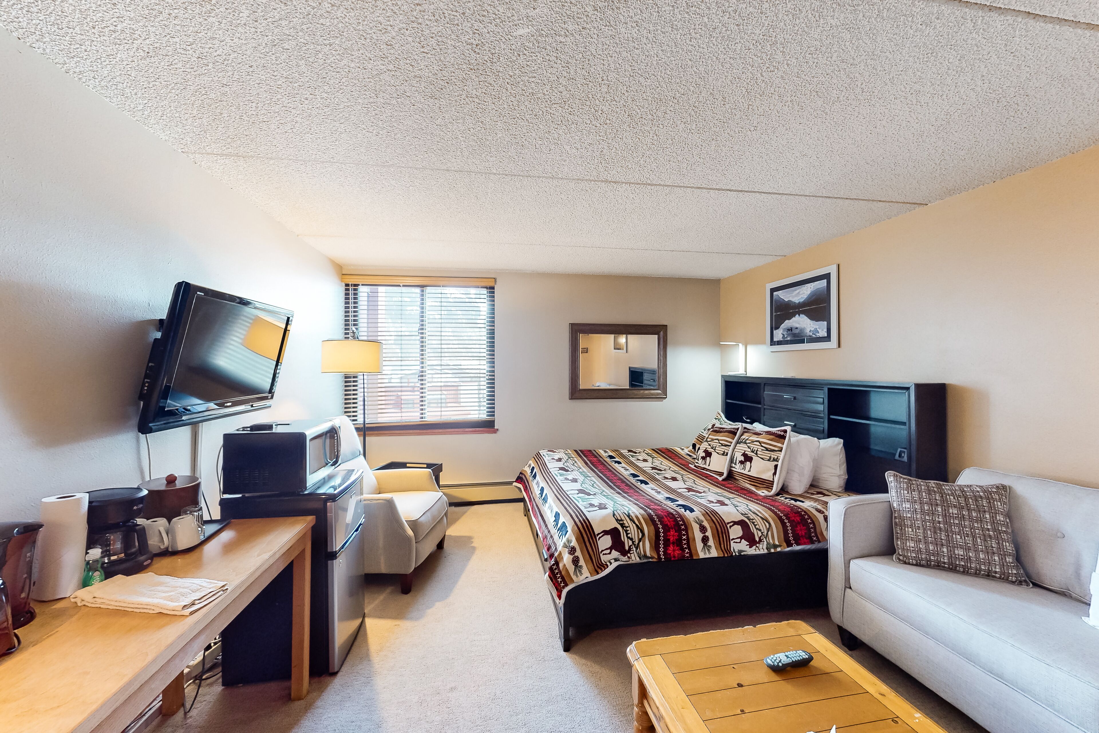 Een strijkplank/strijkijzer, internet, beddengoed, rolstoeltoegang