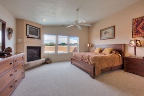 3 bedrooms, iron/ironing board, WiFi, bed sheets - Mountain Rim Village View Home with Private Hot Tub and Shared Pool - Dogs OK (Moab)