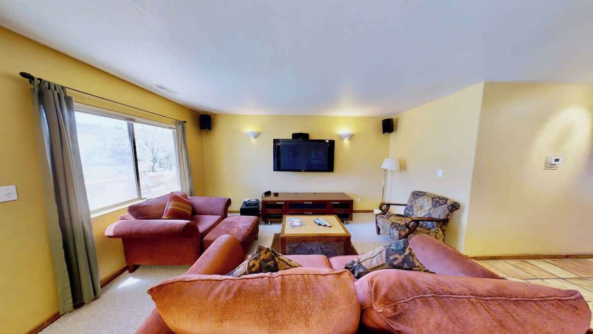 TV, fireplace