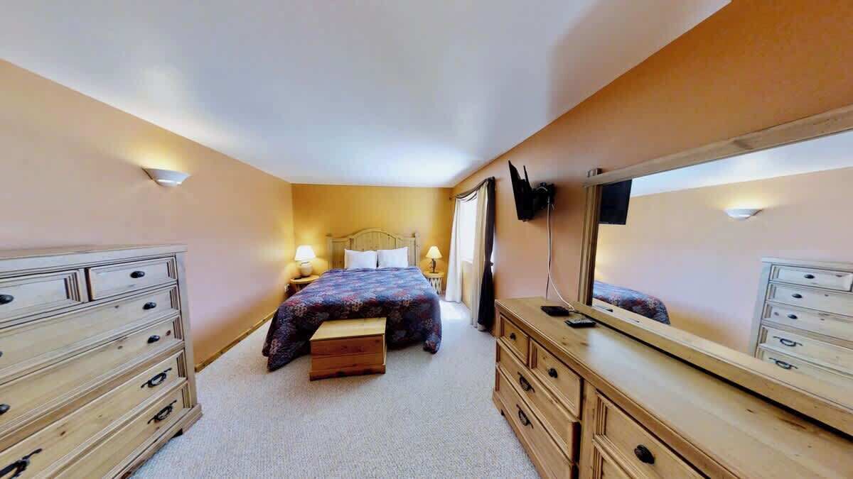 3 bedrooms, iron/ironing board, WiFi (free), bed sheets