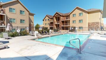 Een verwarmd zwembad