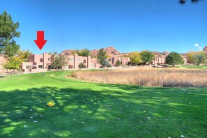 Property grounds - Redesigned Red Rock condo with golf-course-view patio, fireplace, AC & pool (Moab)