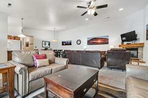 電視、壁爐、DVD 播放機、乒乓球設施