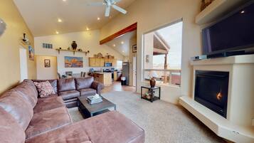 Smart TV, chimenea, reproductor de DVD