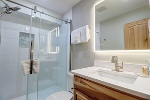 Combined shower/bathtub, hair dryer, towels, shampoo - Amazing Ski in-out Condo With Mountain Views and hot tub! FP114 (Copper Mountain)