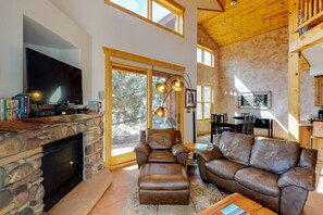 TV, fireplace - Custom-built home with private hot tub & sundeck - great for stargazing (Moab)