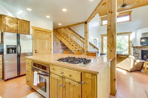 Fridge, microwave, oven, stovetop - Custom-built home with private hot tub & sundeck - great for stargazing (Moab)