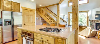 Custom-built home with private hot tub & sundeck - great for stargazing