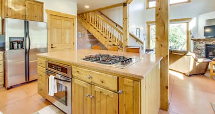 Custom-built home with private hot tub & sundeck - great for stargazing
