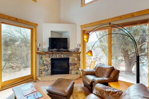 TV, fireplace - Custom-built home with private hot tub & sundeck - great for stargazing (Moab)