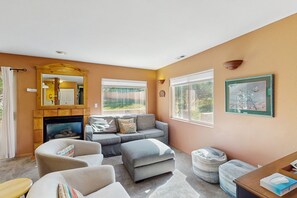 TV, fireplace, DVD player - Condo with Beautiful Red Rock Vistas, Seasonal Pool, Fireplace, Grill, and WiFi (Moab)