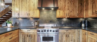 Incredible Executive Private Home with available hot tub! Pet Friendly  LR902