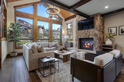 Incredible Executive Private Home with available hot tub! Pet Friendly LR902