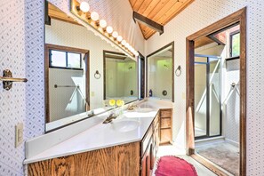 Kostenlose Toilettenartikel, Haartrockner, Handtücher