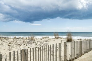 Nära stranden och parasoller
