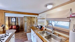 Fridge, microwave, stovetop, coffee/tea maker - Pack Creek ~ Creekside East | 1 Bed, 1 Bath (Moab)