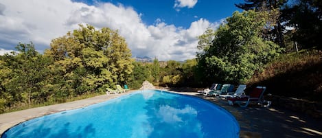 Una piscina al aire libre de temporada