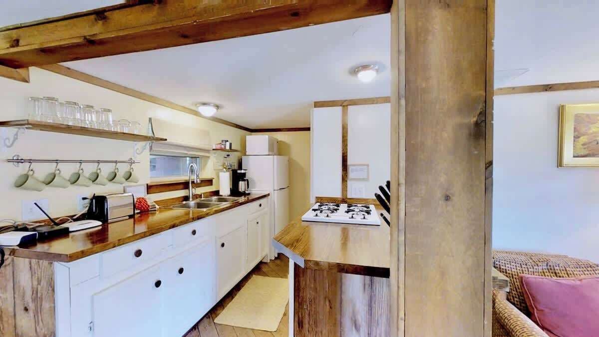Coffee/tea maker, fridge, microwave, stovetop