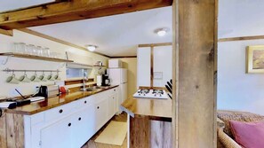 Coffee/tea maker, fridge, microwave, stovetop