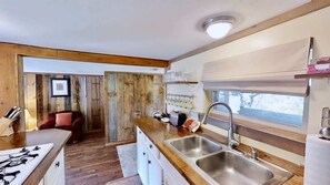 Coffee/tea maker, fridge, microwave, stovetop