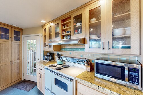 Artistic home w/ ocean views & private hot tub, close to beach