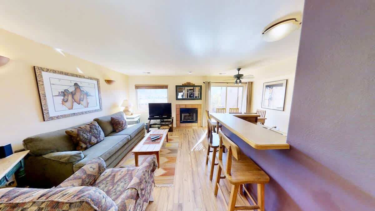 Smart TV, fireplace