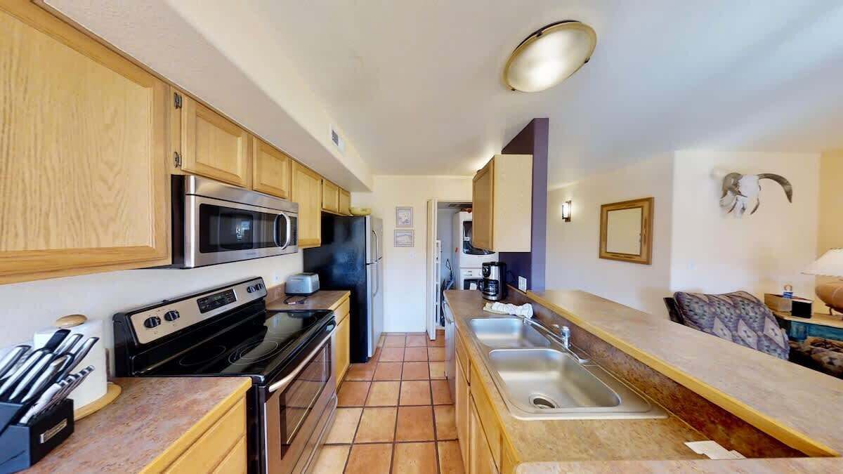 Coffee/tea maker, fridge, microwave, oven