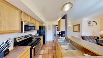 Frigorifero, microonde, forno, piano cottura