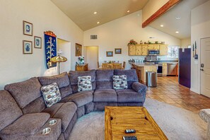 Télévision, cheminée, lecteur de DVD, livres