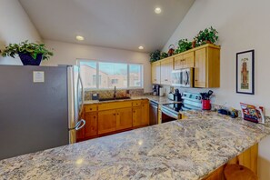 Fridge, microwave, oven, stovetop - Spacious, family-friendly home near downtown with seasonal pool & hot tub (Moab)