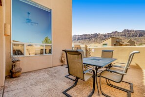 Outdoor dining - Spacious, family-friendly home near downtown with seasonal pool & hot tub (Moab)