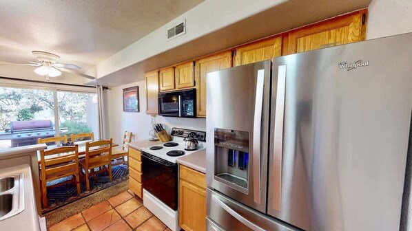 Coffee/tea maker, fridge, microwave, oven