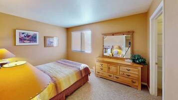 3 bedrooms, iron/ironing board, WiFi (free), bed sheets