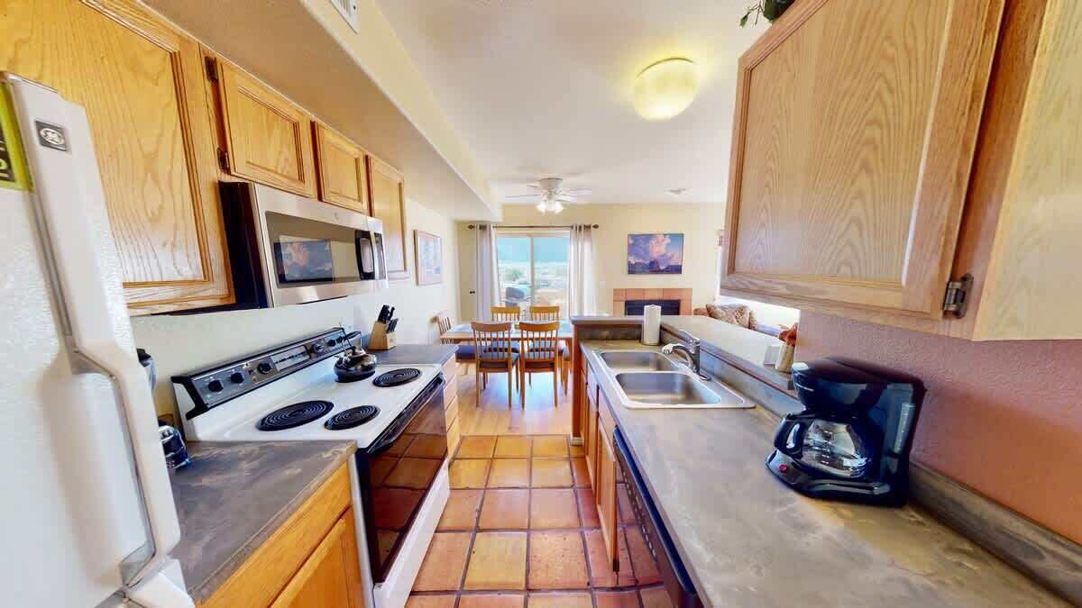 Coffee/tea maker, fridge, microwave, stovetop