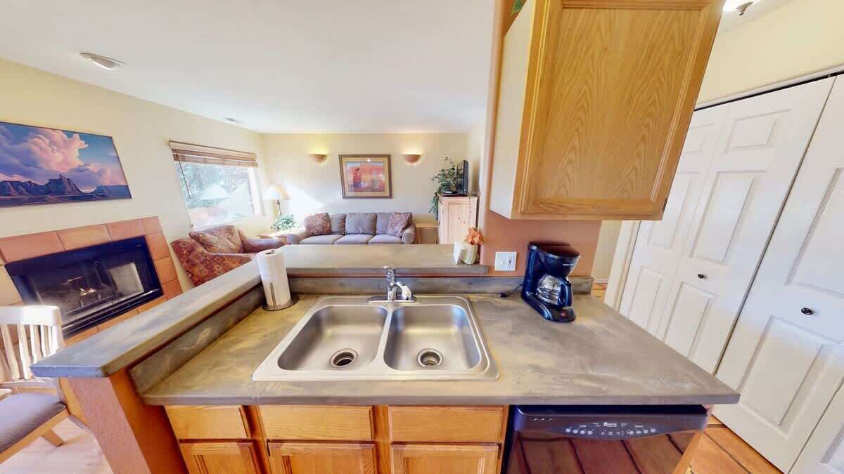 Coffee/tea maker, fridge, microwave, stovetop