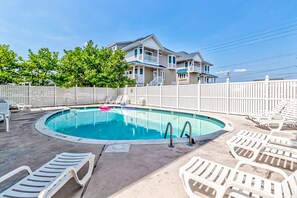 Pool - Peek-a-Boo Oceanview Condo with Shared Pool & Prime Location 1 Block from Beach (Ocean City)
