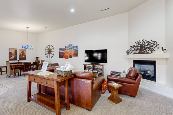 Télévision, cheminée, baby-foot, livres